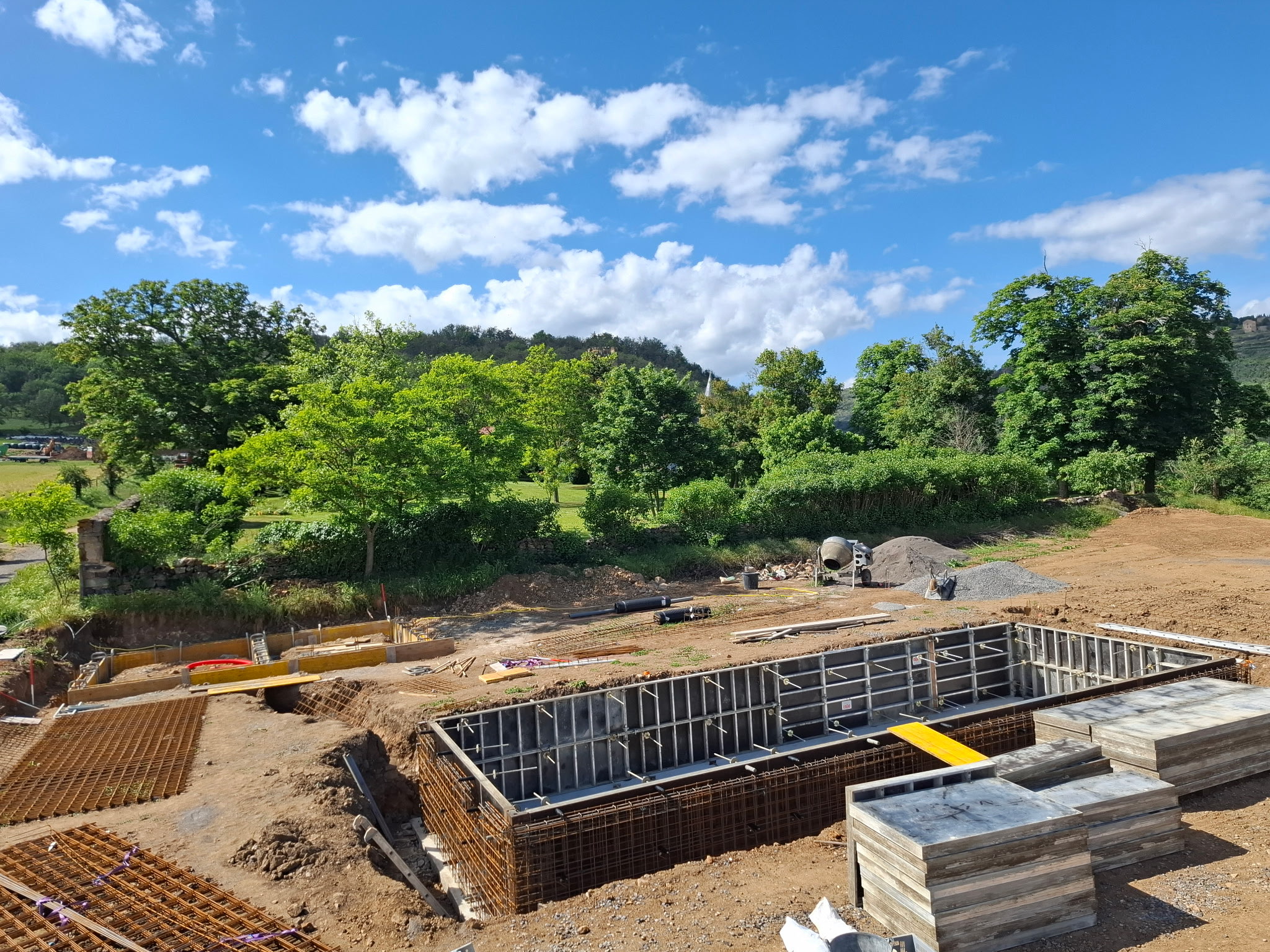 Piscine béton de 12 × 4,5 m au Château de Torsiac – Réalisation terminée — photo 1