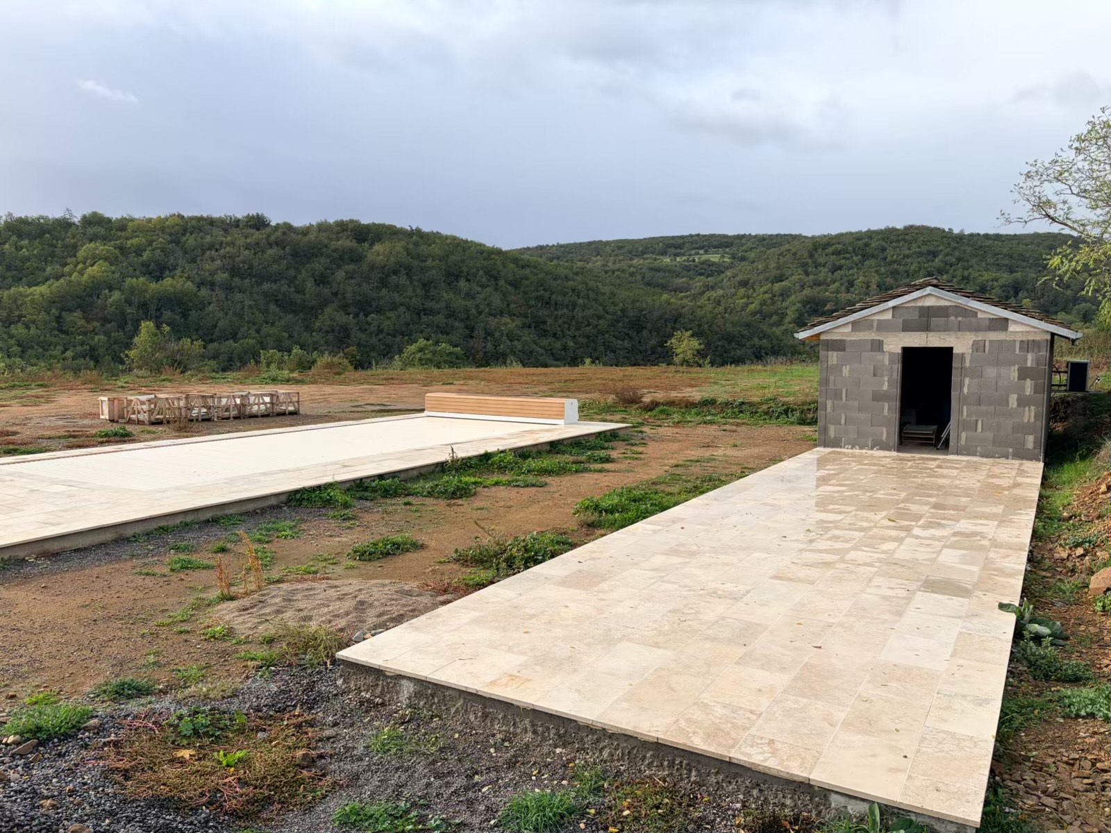 Piscine béton de 12 × 4,5 m au Château de Torsiac – Réalisation terminée — photo 4